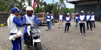 Jurnalis Diedukasi Safety Riding Safety riding. Puluhan jurnalis kalbar saat mempraktikkan safety riding yang dilaksanakan Astra Motor Pontianak, Minggu (2/9). Gusnadi-RK