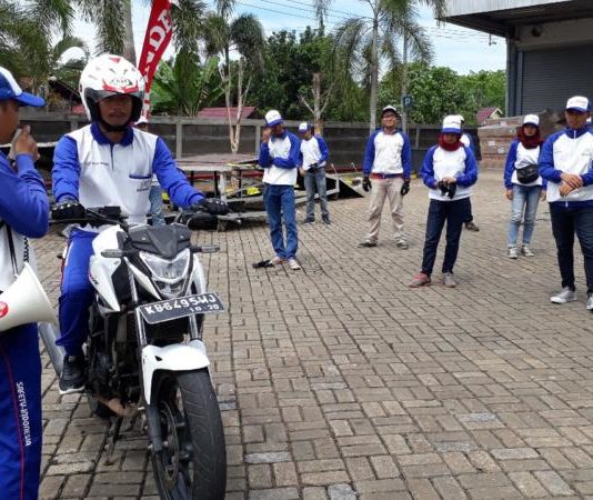 Jurnalis Diedukasi Safety Riding Safety riding. Puluhan jurnalis kalbar saat mempraktikkan safety riding yang dilaksanakan Astra Motor Pontianak, Minggu (2/9). Gusnadi-RK
