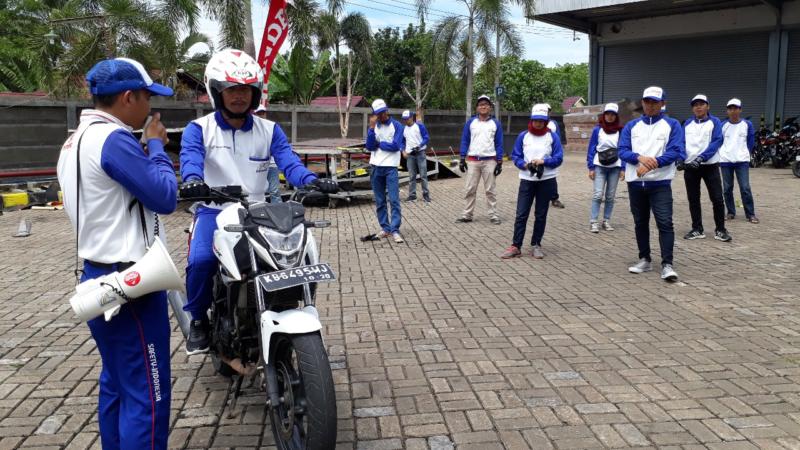 Safety riding. Puluhan jurnalis kalbar saat mempraktikkan safety riding yang dilaksanakan Astra Motor Pontianak, Minggu (2/9). Gusnadi-RK