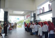 PKK Harus Bisa Promosikan Kubu Raya Pelepasan Kontingen. Bupati Kubu Raya, H Rusman Ali didampingi Wakil Bupati Kubu Raya, Hermanus, Pj Sekda Kubu Raya, H Odang Prasetyo melepas kontingen Hari Kesatuan Gerak PKK dan Bulan Bhakti Gotong Royong Masyarakat Tingkat Provinsi Kalbar yang dipusatkan di Kabupaten Melawi. Humas for Rakyat Kalbar