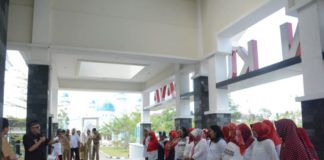 PKK Harus Bisa Promosikan Kubu Raya Pelepasan Kontingen. Bupati Kubu Raya, H Rusman Ali didampingi Wakil Bupati Kubu Raya, Hermanus, Pj Sekda Kubu Raya, H Odang Prasetyo melepas kontingen Hari Kesatuan Gerak PKK dan Bulan Bhakti Gotong Royong Masyarakat Tingkat Provinsi Kalbar yang dipusatkan di Kabupaten Melawi. Humas for Rakyat Kalbar