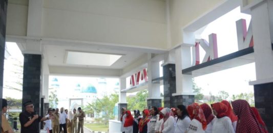 PKK Harus Bisa Promosikan Kubu Raya Pelepasan Kontingen. Bupati Kubu Raya, H Rusman Ali didampingi Wakil Bupati Kubu Raya, Hermanus, Pj Sekda Kubu Raya, H Odang Prasetyo melepas kontingen Hari Kesatuan Gerak PKK dan Bulan Bhakti Gotong Royong Masyarakat Tingkat Provinsi Kalbar yang dipusatkan di Kabupaten Melawi. Humas for Rakyat Kalbar