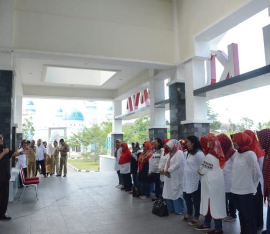PKK Harus Bisa Promosikan Kubu Raya Pelepasan Kontingen. Bupati Kubu Raya, H Rusman Ali didampingi Wakil Bupati Kubu Raya, Hermanus, Pj Sekda Kubu Raya, H Odang Prasetyo melepas kontingen Hari Kesatuan Gerak PKK dan Bulan Bhakti Gotong Royong Masyarakat Tingkat Provinsi Kalbar yang dipusatkan di Kabupaten Melawi. Humas for Rakyat Kalbar