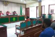 Saksi Kunci Pramugari Lion Air Diminta Hadir PUTUSAN SELA. FN saat mengikuti sidang putusan sela di PN Mempawah, Senin (3/9) siang--OCSYA ADE CP