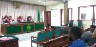 Saksi Kunci Pramugari Lion Air Diminta Hadir PUTUSAN SELA. FN saat mengikuti sidang putusan sela di PN Mempawah, Senin (3/9) siang--OCSYA ADE CP