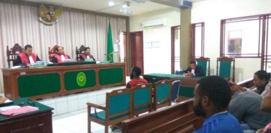 Saksi Kunci Pramugari Lion Air Diminta Hadir PUTUSAN SELA. FN saat mengikuti sidang putusan sela di PN Mempawah, Senin (3/9) siang--OCSYA ADE CP