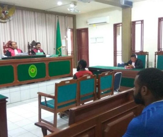 Saksi Kunci Pramugari Lion Air Diminta Hadir PUTUSAN SELA. FN saat mengikuti sidang putusan sela di PN Mempawah, Senin (3/9) siang--OCSYA ADE CP