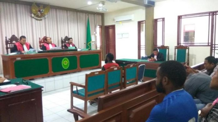 PUTUSAN SELA. FN saat mengikuti sidang putusan sela di PN Mempawah, Senin (3/9) siang--OCSYA ADE CP