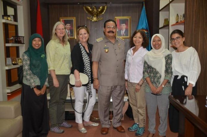 Kunjungan. Pj Bupati Kayong Utara, DR H Syarif Yusniarsyah menyambut bahagia kunjungan istri Dubes AS dan Inggris di Sukadana, Kamis (30/8). Humas for Rakyat Kalbar