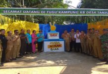 Pencanangan Kampung KB di Desa Tanjung KAMPUNG KB. Forkopimda Sekadau foto bersama di Tugu Kampung Keluarga Berencana (KB) disela pencanangan Kampung KB dan KB Kes Bhayangkara di Desa Tanjung, Kecamatan Sekadau Hilir, Senin (3/9). Abdu Syukri