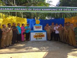 KAMPUNG KB. Forkopimda Sekadau foto bersama di Tugu Kampung Keluarga Berencana (KB) disela pencanangan Kampung KB dan KB Kes Bhayangkara di Desa Tanjung, Kecamatan Sekadau Hilir, Senin (3/9). Abdu Syukri