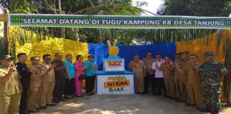 Pencanangan Kampung KB di Desa Tanjung KAMPUNG KB. Forkopimda Sekadau foto bersama di Tugu Kampung Keluarga Berencana (KB) disela pencanangan Kampung KB dan KB Kes Bhayangkara di Desa Tanjung, Kecamatan Sekadau Hilir, Senin (3/9). Abdu Syukri
