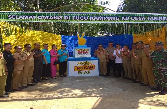 Pencanangan Kampung KB di Desa Tanjung KAMPUNG KB. Forkopimda Sekadau foto bersama di Tugu Kampung Keluarga Berencana (KB) disela pencanangan Kampung KB dan KB Kes Bhayangkara di Desa Tanjung, Kecamatan Sekadau Hilir, Senin (3/9). Abdu Syukri