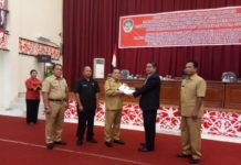 Bertambah Rp2,530 miliar PANDANGAN UMUM FRAKSI. Wakil Ketua DPRD Oktapius menyerahkan pandangan umum fraksi-fraksi di DPRD Landak kepada Wakil Bupati Herculanus Heriadi, Senin (3/9). Antonius-RK