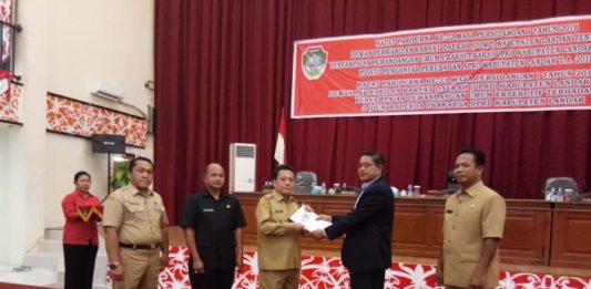 Bertambah Rp2,530 miliar PANDANGAN UMUM FRAKSI. Wakil Ketua DPRD Oktapius menyerahkan pandangan umum fraksi-fraksi di DPRD Landak kepada Wakil Bupati Herculanus Heriadi, Senin (3/9). Antonius-RK