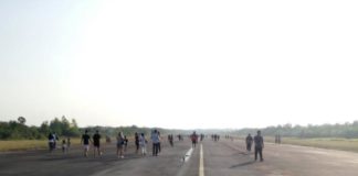 Tak Beroperasi Bukan Berarti Tak Bermanfaat BANDARA SUSILO. Masyarakat Sintang beraktivitas di Bandara Susilo, Senin sore (3/9). Benidiktus Krismono-RK