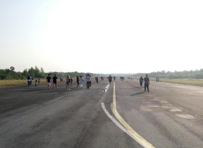 BANDARA SUSILO. Masyarakat Sintang beraktivitas di Bandara Susilo, Senin sore (3/9). Benidiktus Krismono-RK