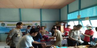 Suksekan Program KB di Sekadau SUNATAN MASSAL. Sejumlah anak mengikuti sunatan massal di Desa Tanjung, Kecamatan Sekadau Hilir, Senin (3/9). Kegiatan ini merupakan rangkaian acara Pencanangan Kampung Keluarga Berencana (KB) tingkat Kabupaten Sekadau dan Bulan Bhakti KB Kesehatan Bhayangkara 2018. Abdu Syukri
