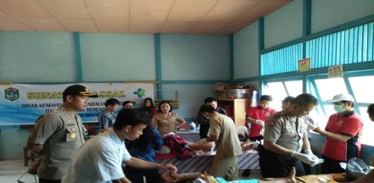 Suksekan Program KB di Sekadau SUNATAN MASSAL. Sejumlah anak mengikuti sunatan massal di Desa Tanjung, Kecamatan Sekadau Hilir, Senin (3/9). Kegiatan ini merupakan rangkaian acara Pencanangan Kampung Keluarga Berencana (KB) tingkat Kabupaten Sekadau dan Bulan Bhakti KB Kesehatan Bhayangkara 2018. Abdu Syukri