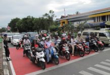 Sanksi Pelanggar Zona Merah Mesti Tegas SOSIALISASI. Penerapan zona merah di perempatan lampu merah Jalan Ahmad Yani, Pontianak, kemarin. Gusnadi -RK