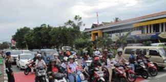 Sanksi Pelanggar Zona Merah Mesti Tegas SOSIALISASI. Penerapan zona merah di perempatan lampu merah Jalan Ahmad Yani, Pontianak, kemarin. Gusnadi -RK