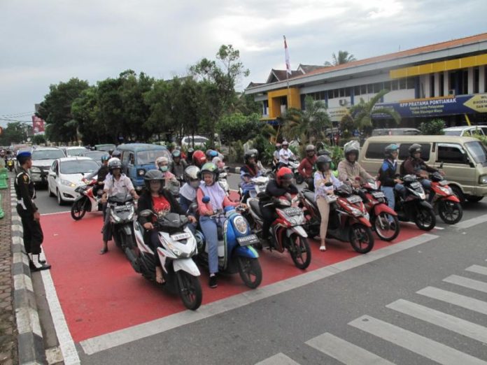 SOSIALISASI. Penerapan zona merah di perempatan lampu merah Jalan Ahmad Yani, Pontianak, kemarin. Gusnadi -RK