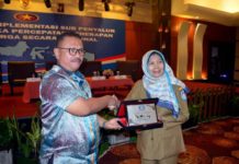 Pemerintah Kubu Raya Dukung BBM Satu Harga Cenderamata. Perwakilan Komite BPH Migas memberikan cenderamata kepada Kepala Dinas Koperasi Usaha Mikro, Perdagangan dan Perindustrian Kubu Raya, Nora Sari Arani. Humas for Rakyat Kalbar