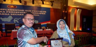 Pemerintah Kubu Raya Dukung BBM Satu Harga Cenderamata. Perwakilan Komite BPH Migas memberikan cenderamata kepada Kepala Dinas Koperasi Usaha Mikro, Perdagangan dan Perindustrian Kubu Raya, Nora Sari Arani. Humas for Rakyat Kalbar