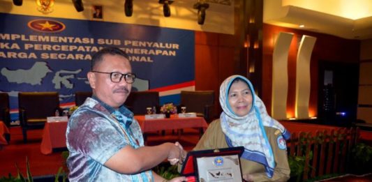 Pemerintah Kubu Raya Dukung BBM Satu Harga Cenderamata. Perwakilan Komite BPH Migas memberikan cenderamata kepada Kepala Dinas Koperasi Usaha Mikro, Perdagangan dan Perindustrian Kubu Raya, Nora Sari Arani. Humas for Rakyat Kalbar