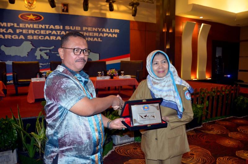 Cenderamata. Perwakilan Komite BPH Migas memberikan cenderamata kepada Kepala Dinas Koperasi Usaha Mikro, Perdagangan dan Perindustrian Kubu Raya, Nora Sari Arani. Humas for Rakyat Kalbar