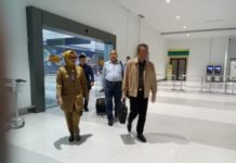 Akip Ajak Masyarakat Kawal Pemerintahan Sutarmidji-Norsan SIAP DILANTIK. Keberangkatan gubernur terpilih, Sutarmidji, didampingi mantan Sekda Pontianak, M. Akip, Selasa (4/9), di Bandara Supadio. Rakyat Kalbar Photo