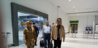 Akip Ajak Masyarakat Kawal Pemerintahan Sutarmidji-Norsan SIAP DILANTIK. Keberangkatan gubernur terpilih, Sutarmidji, didampingi mantan Sekda Pontianak, M. Akip, Selasa (4/9), di Bandara Supadio. Rakyat Kalbar Photo