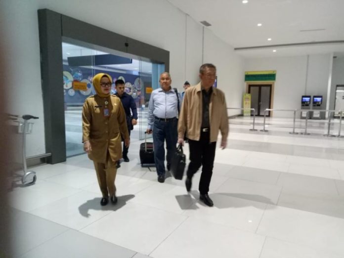 SIAP DILANTIK. Keberangkatan gubernur terpilih, Sutarmidji, didampingi mantan Sekda Pontianak, M. Akip, Selasa (4/9), di Bandara Supadio. Rakyat Kalbar Photo