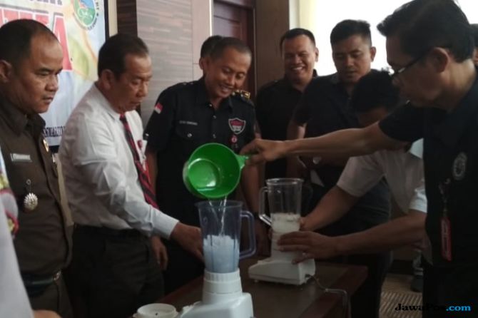 Jajaran Ditnarkoba Polda Sumbar bersama Kejati Sumbar melakukan pemusnahan BB sabu dengan berat sekitar 1,2 kilogram di Mapolda Sumbar, Rabu (5/9)--Istimewa
