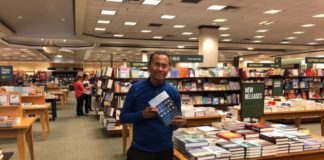 Buku Jho Low dari Houston BILLION DOLLAR WHALE. Dahlan Iskan dan buku ''Billion Dollar Whale'', cerita tentang Jho Low, laki-laki yang telah mengecoh Wall Street, Hollywood, dan alam semesta. disway photo