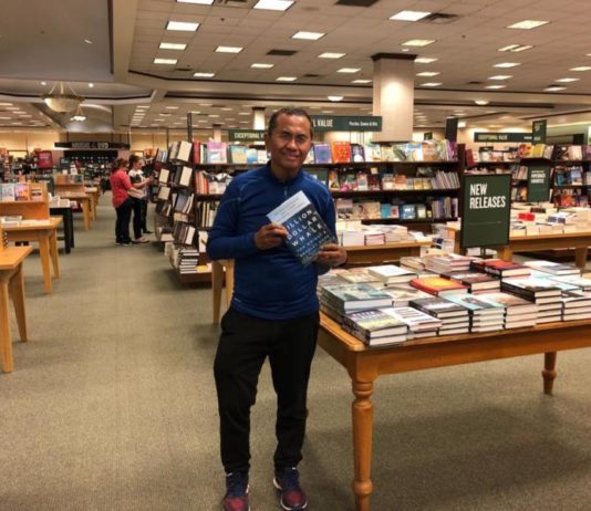 Buku Jho Low dari Houston BILLION DOLLAR WHALE. Dahlan Iskan dan buku ''Billion Dollar Whale'', cerita tentang Jho Low, laki-laki yang telah mengecoh Wall Street, Hollywood, dan alam semesta. disway photo