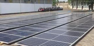 Pabrik Es Tanpa PLN PANAS YANG BISA MENDINGINKAN. Solar panel yang digunakan untuk menghidupkan pabrik es di Labuan Bajo, NTT. Joko Intarto