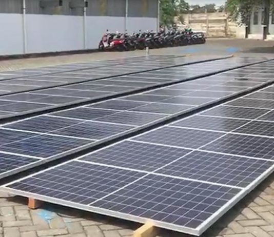 Pabrik Es Tanpa PLN PANAS YANG BISA MENDINGINKAN. Solar panel yang digunakan untuk menghidupkan pabrik es di Labuan Bajo, NTT. Joko Intarto