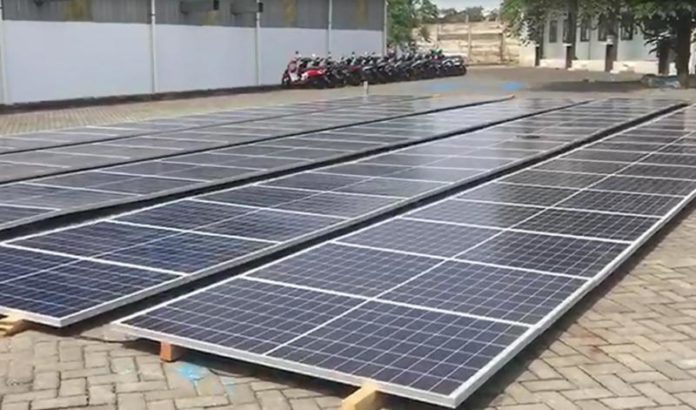 PANAS YANG BISA MENDINGINKAN. Solar panel yang digunakan untuk menghidupkan pabrik es di Labuan Bajo, NTT. Joko Intarto