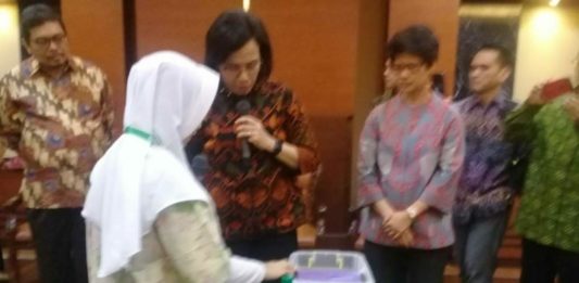 Siswi SD Sanggau Paparkan Penelitiannya di depan Sri Mulyani