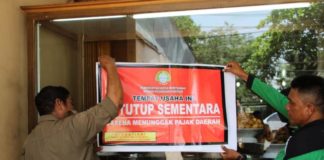Tak Bayar Pajak, Rumah Makan Dipasang Stiker
