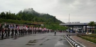 Seratusan Bendera Merah-Putih Warnai Kirab Satu Negeri di Entikong