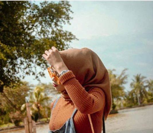 Cantik dan Ceria dengan Busana Warna-warni