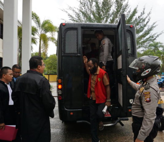 Frantinus Nirigi Semestinya Bebas