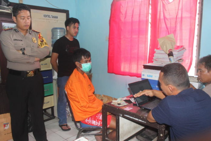 PERIKSA. Kapolres Sekadau, AKBP Anggon Salazar Tarmizi memantau proses pemeriksaan Suheri di Mapolres, Kamis (4/10)—Abdu Syukri