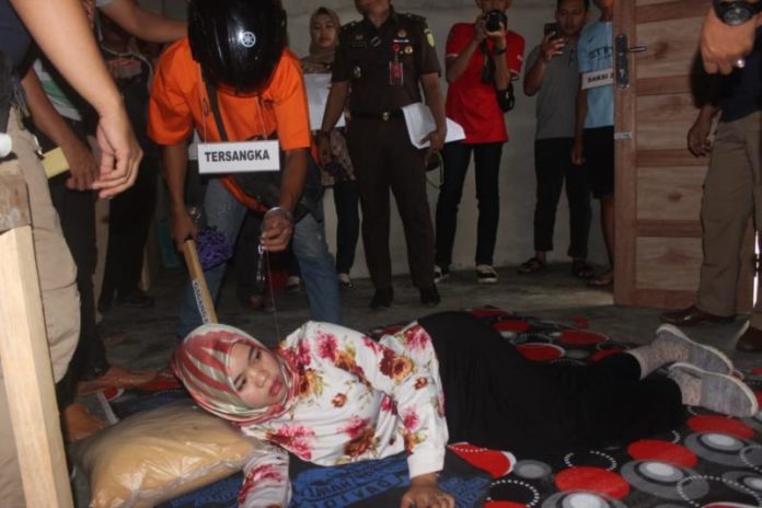 REKONSTRUKSI. Suheri melakukan reka adegan bagaimana dirinya membunuh Supinah 1 Oktober 2018 lalu. Reka malang adegan ini dilakukan langsung di lokasi kejadian, di Desa Peniti, Kecamatan Sekadau Hilir, Jumat (26/10)--Abdu Syukri