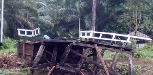Jembatan Sungai Bakah Hanyut Terseret Arus