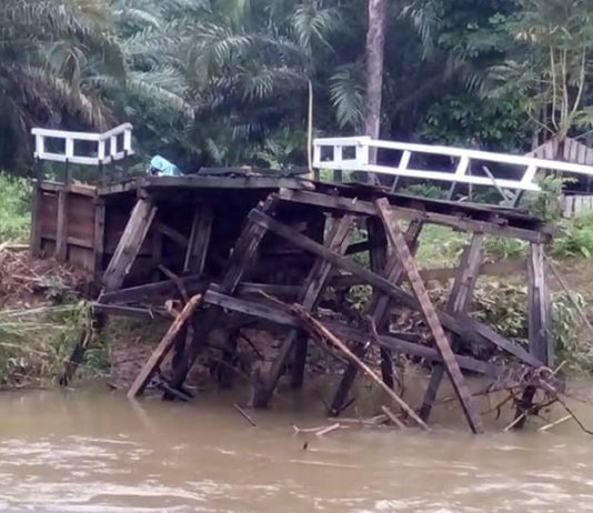 Jembatan Sungai Bakah Hanyut Terseret Arus