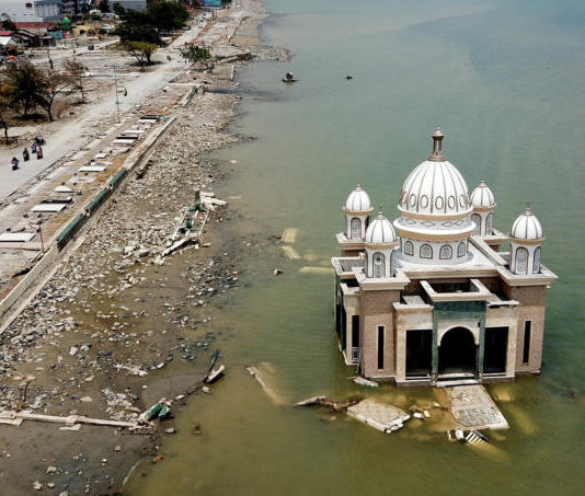 Tenda Pengungsi Sepanjang Jalan