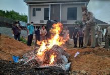 Ribuan Telur dan Ayam Malaysia Dimusnahkan PEMUSNAHAN. Sejumlah pihak memusnahkan ribuan telur dan ayam serta bibit tanaman asal Malaysia dengan cara dibakar, Jumat (5/10)—Warga for RK